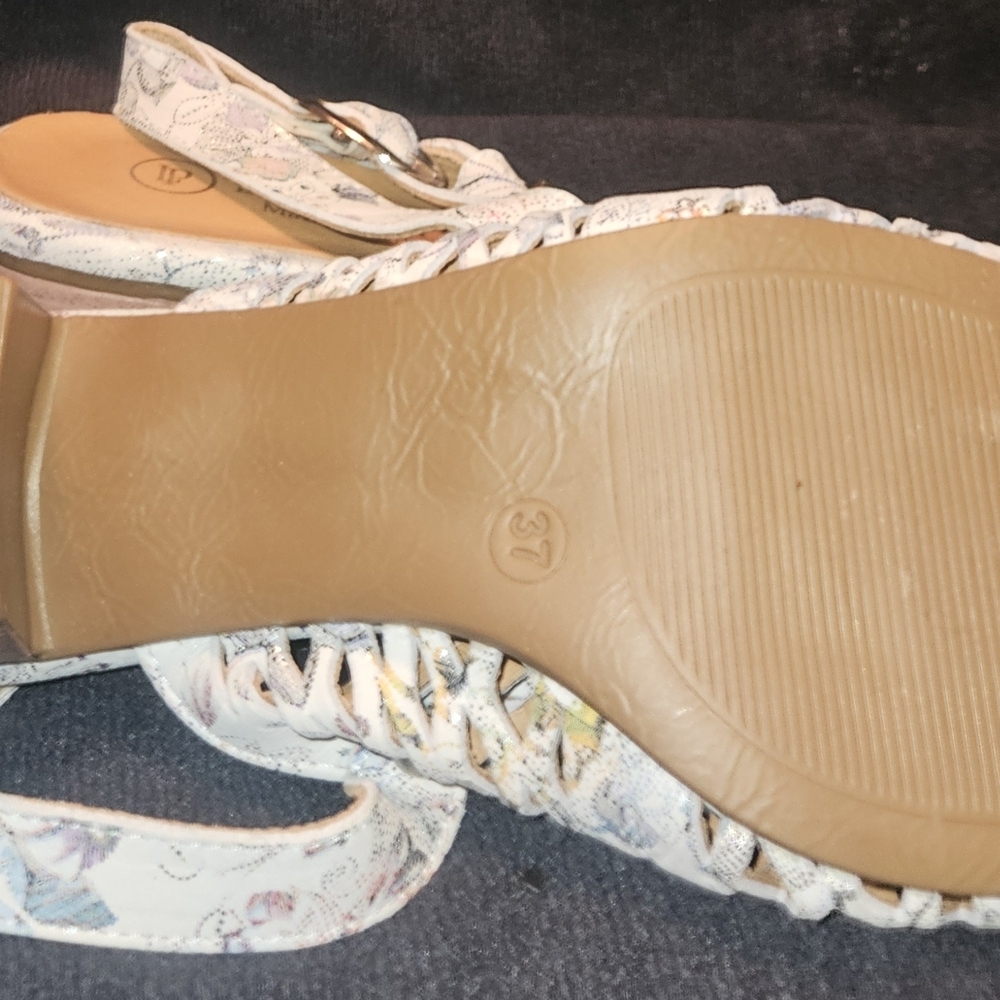Sz 37 Floral Women's Low Heel Sandals with Buckle - Picture 13 of 14